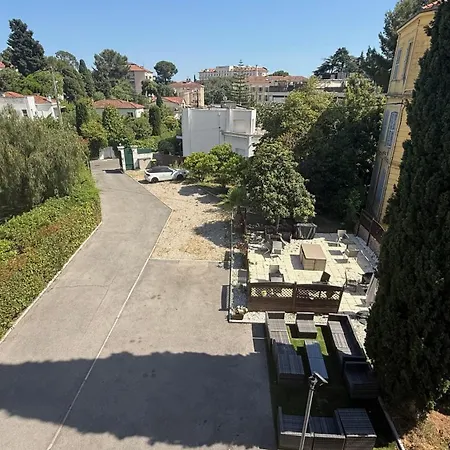 Kimi Aparthotel 3*